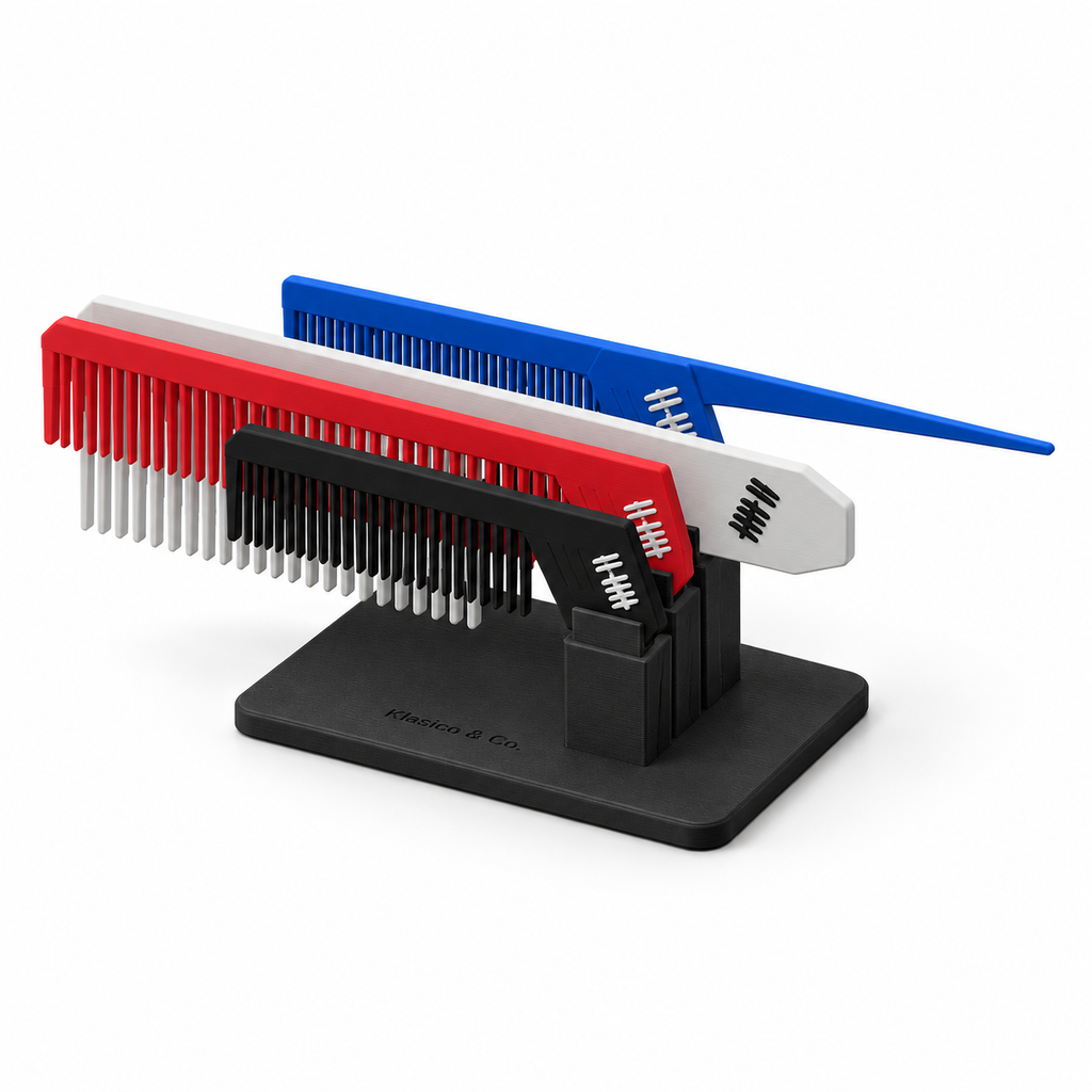 GAMESVN Everyday Comb Kit: red, blue, white and black combs in the black Klasico & Co. top-loading stand. Model-based product render.